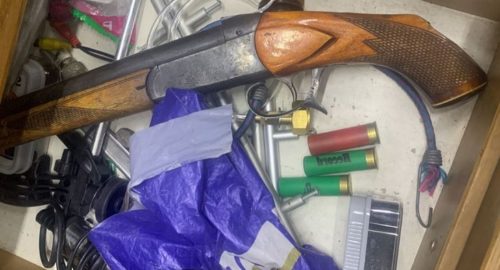 В Иркутске сторож СТО на улице Старокузьмихинской угрожал велосипедисту обрезом