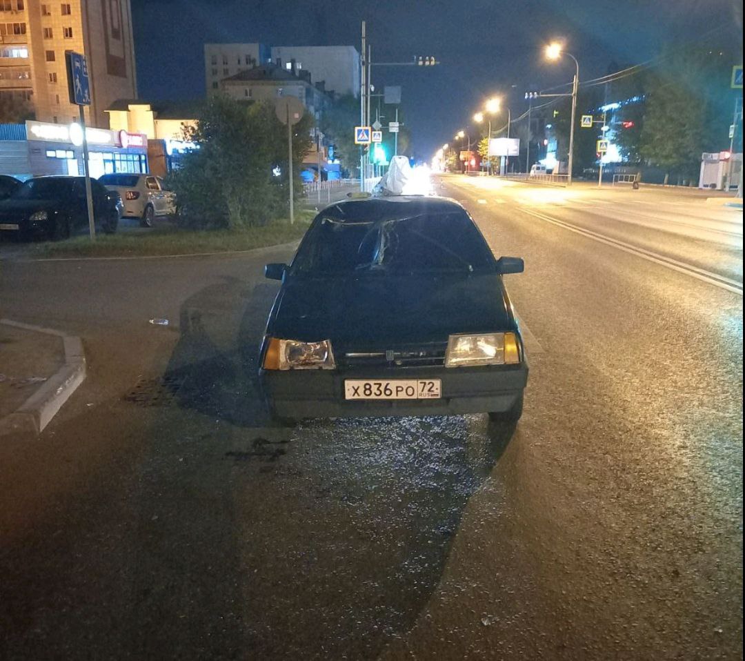 В Тюмени на Червишевском тракте молодой водитель «Лады» сбил двух мужчин