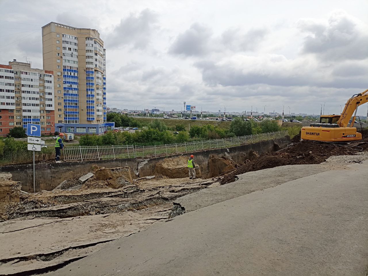 Рядом с новой многоэтажкой на 3-й Енисейской в Омске обвалился грунт