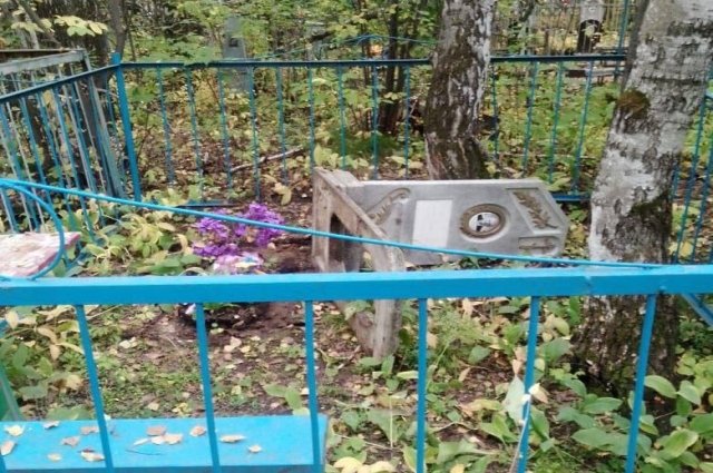 В Ачинске полиция задержала мужчину за кражу металла с могильных надгробий