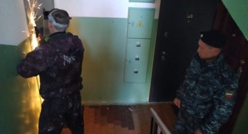 В Усть-Илимске судебные приставы нашли должника мертвым в квартире