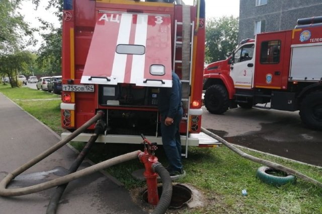 В Красноярске на улице Карбышева произошел пожар в квартире