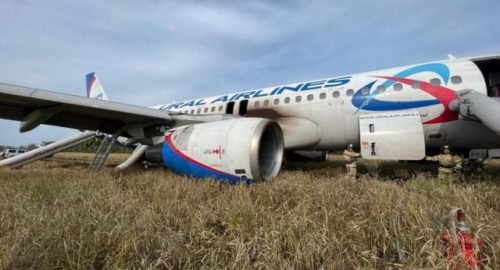 Ошибка пилотов привела к экстренной посадке самолета в поле под Новосибирском