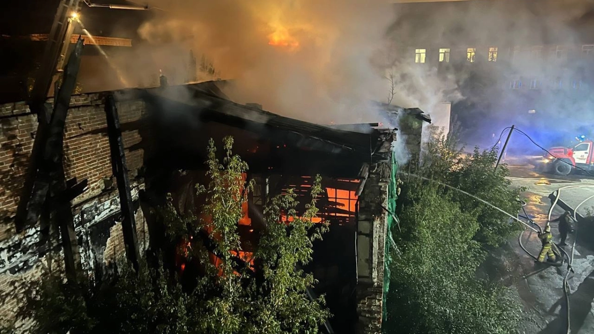 В Тюмени на улице Республики произошел пожар в нежилом двухэтажном здании