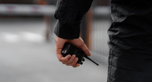 На детской площадке в Иркутске мужчина швырнул ребенка на асфальт