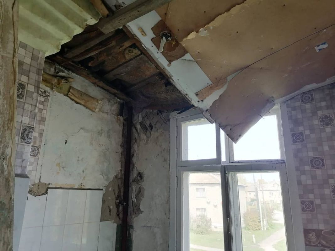 В поселке Акация Кузбасса в одном из жилых домов рухнул потолок