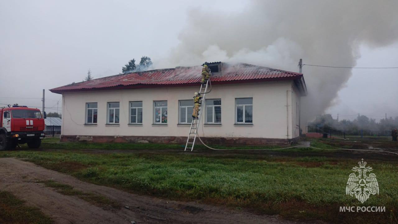 В Новосибирской области пожарным пришлось ехать к горящему зданию за 20 км