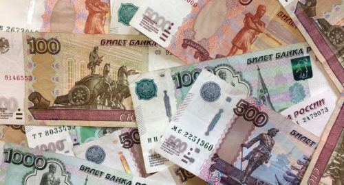 В России хотят уравнять зарплаты российских бюджетников