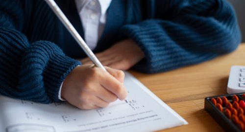 В Новосибирске педагога вынудили уволиться за защиту внука от травли в школе