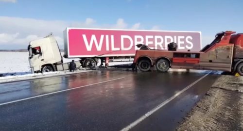 На трассе из Тюмени в Омск произошло ДТП с фурой Wildberries