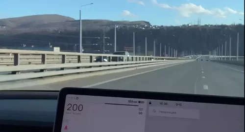 Красноярец проехался по четвертому мосту на Tesla со скоростью до 200 км/ч