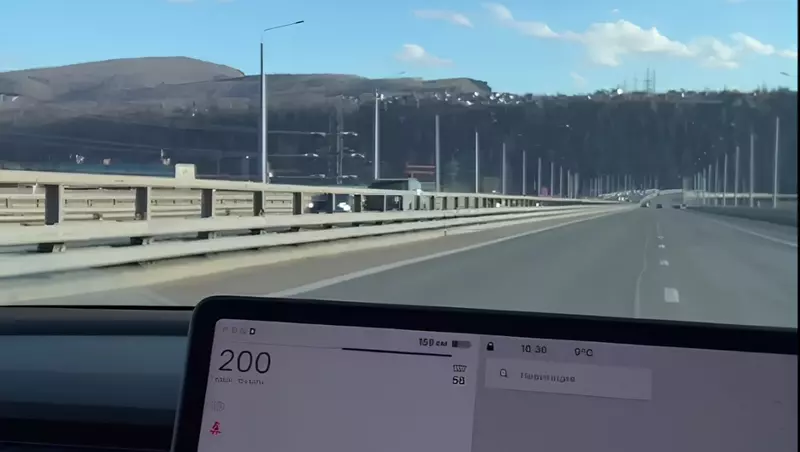 Красноярец проехался по четвертому мосту на Tesla со скоростью до 200 км/ч