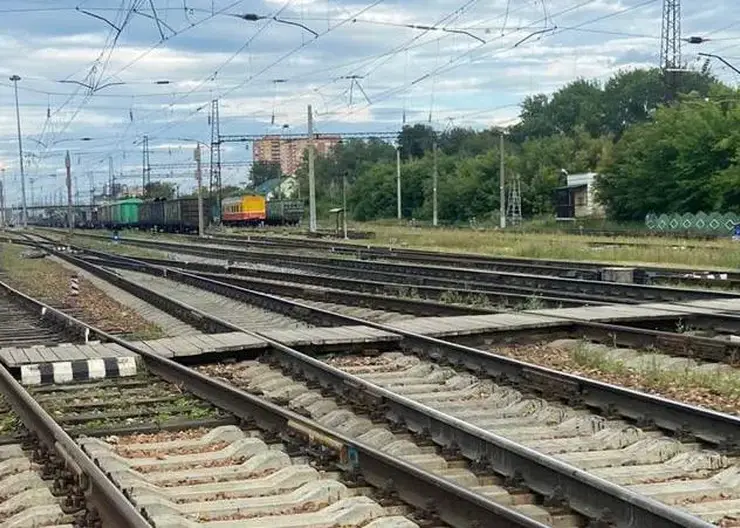 В Красноярске в районе станции Бугач под колесами поезда погиб мужчина