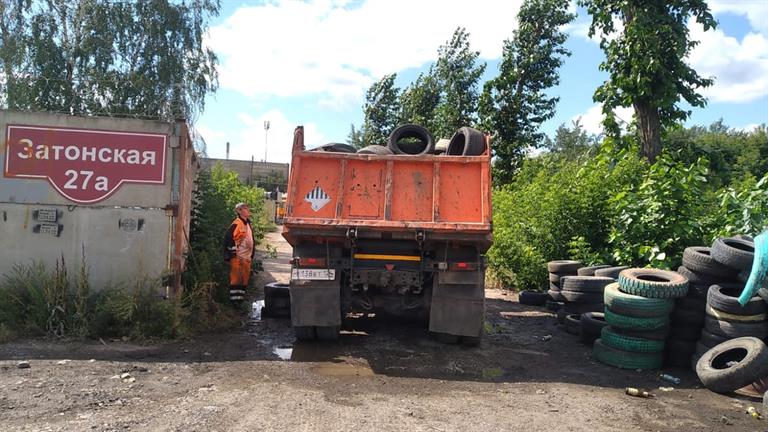 Автомобилистам Красноярска напомнили о наказаниях за выброшенные покрышки