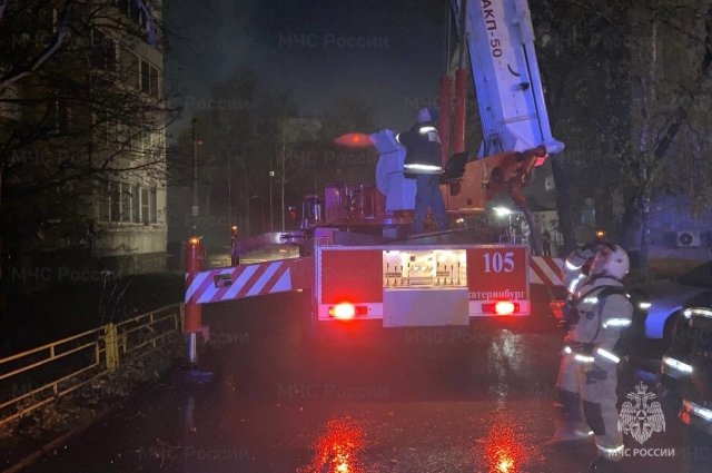 В Екатеринбурге из окна горящей квартиры выпал мужчина