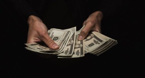 В Минфине посоветовали россиянам избавиться от наличной валюты