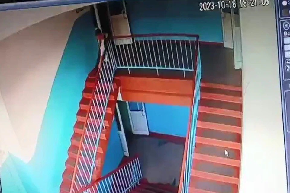 В Новоалтайске школьник прокатился по лестничным перилам и сломал шею