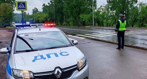 Автомобиль смяло после аварии в Кемеровской области
