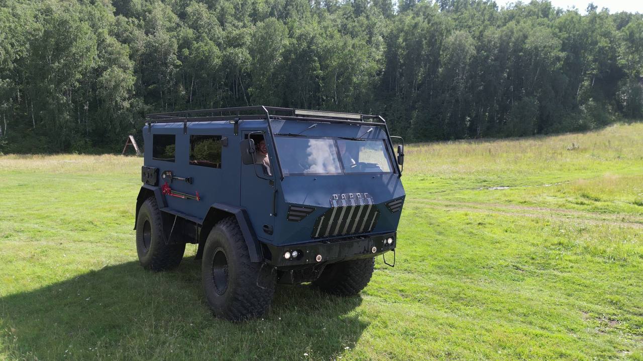 В Красноярске создали огромный снегоболотоход «Варяг»
