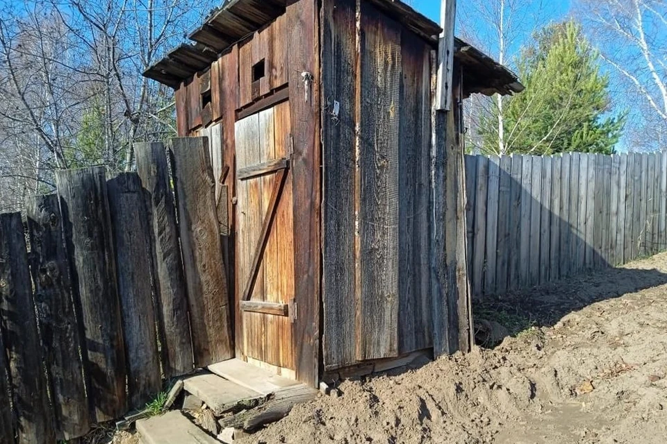 В Красноярском крае женщина сбросила новорожденного ребенка в выгребную яму