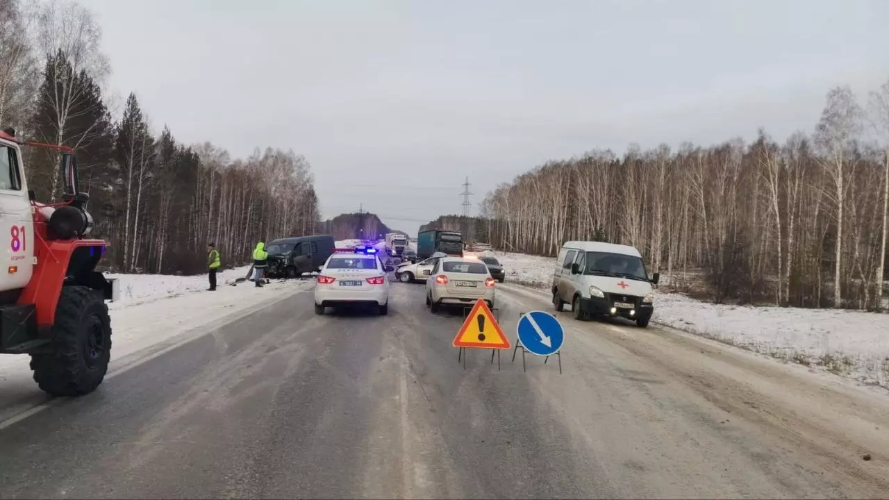После смертельного ДТП перекрыли трассу Екатеринбург-Тюмень