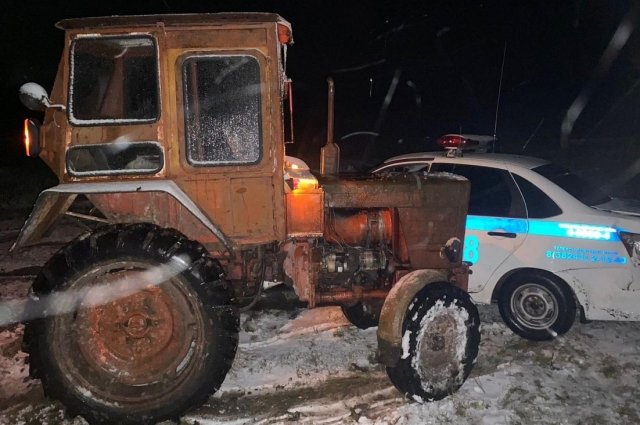 В Томске пьяный тракторист во время погони въехал в машину ДПС