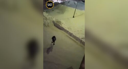 Полиция Норильска ищет мужчину, который нападает с ножом на прохожих