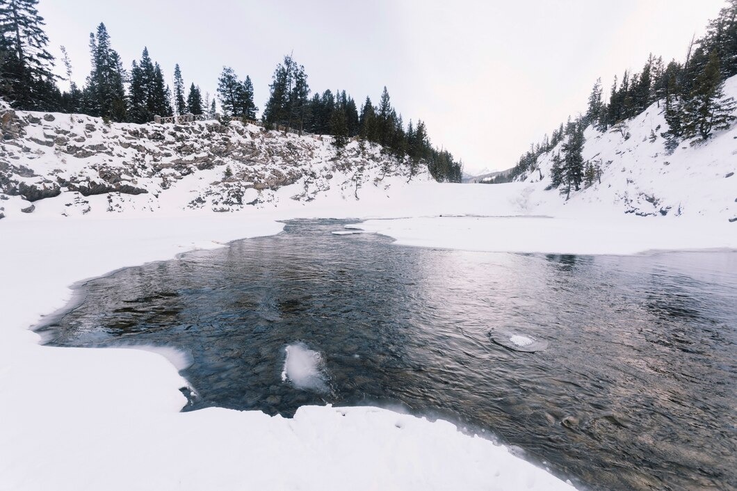 В Кемерове на Томи появилась полынья с водой багрового цвета