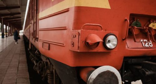 В Новосибирске под поездом погибла школьница
