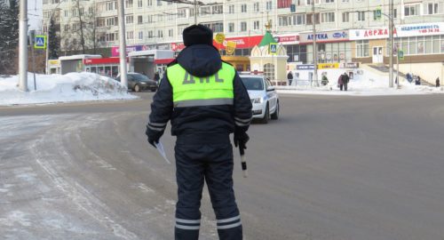 Кузбассовец прокатил судебного пристава на капоте и наехал на инспектора ГАИ