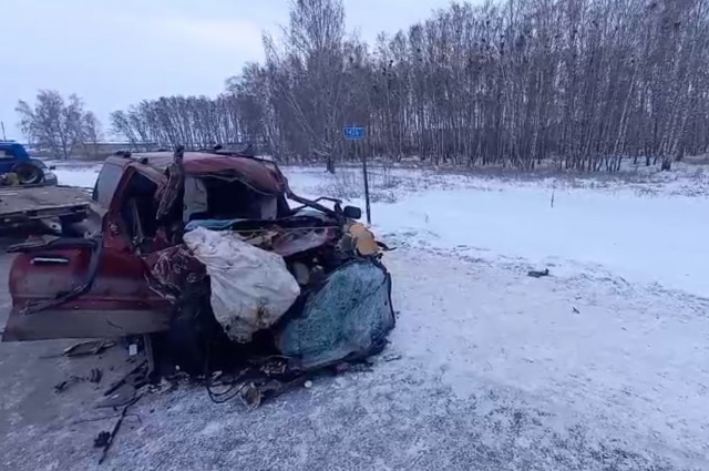 Под Новосибирском водитель Honda погиб в аварии с фурой