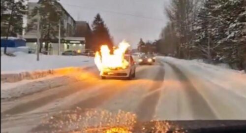 В Бердске на улице Красный Сокол вспыхнул автомобиль такси