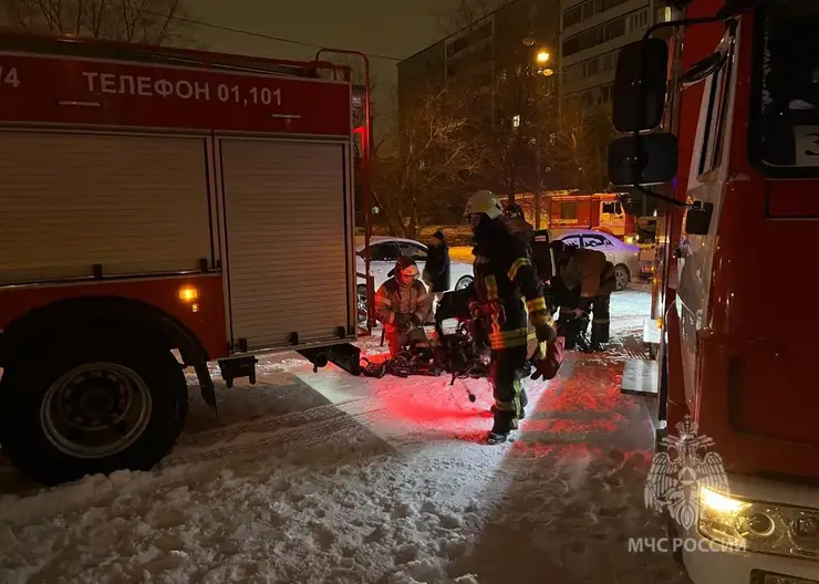 В Красноярске в жилом доме на улице Королева произошел пожар