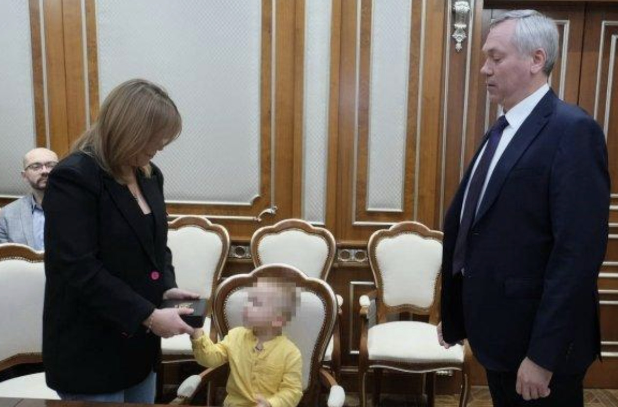 Губернатор Новосибирска вручил семье погибшего бойца на СВО Звезду Героя ДНР