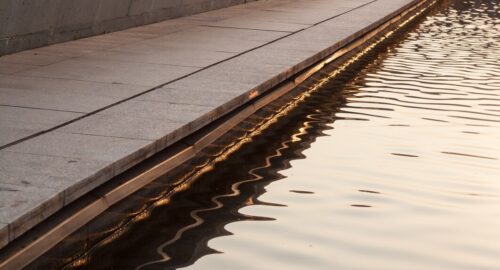 В Тюмени возле СИЗО на Ялуторовской прорвало трубы водоснабжения