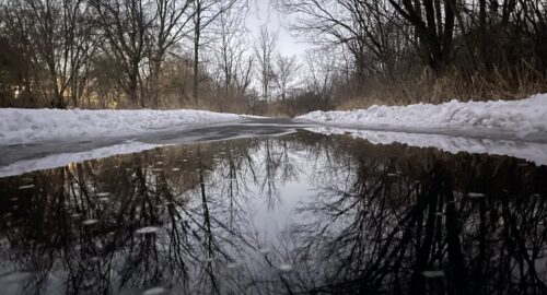 В Омске горячая вода затопила двор на улице Камерного