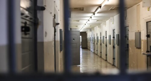 В Югре начальник колонии заставлял заключённых делать ремонт в квартире