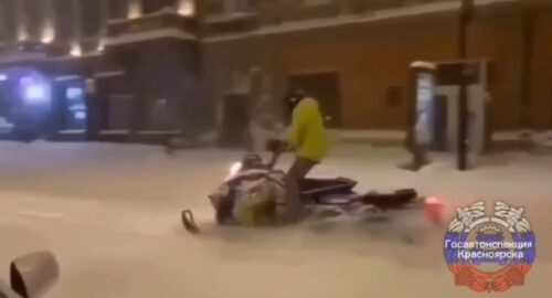В Красноярске оштрафовали мужчин за гонки на снегоходах и «плюшке»