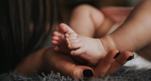 Мамам из Новосибирска с детьми до 1,5 лет выплатят пособие к Новому году