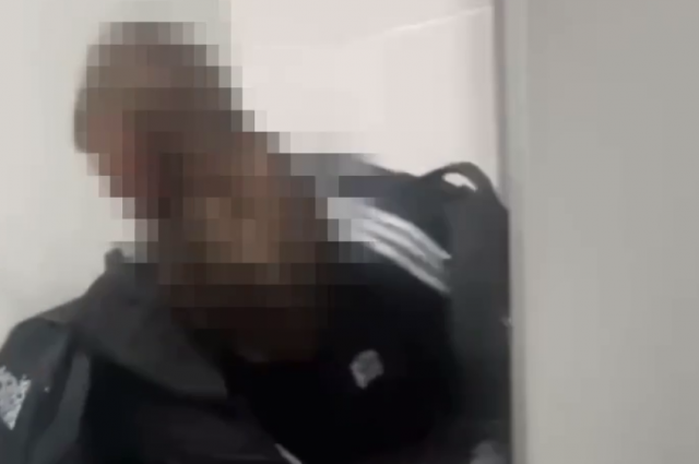 В школьном туалете Новосибирска двое подростков затеяли драку из-за вейпа
