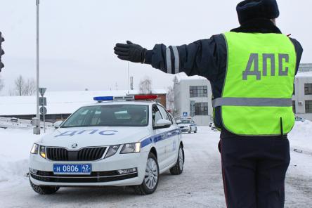 В Кемерове машина врезалась в дерево и перевернулась