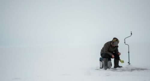 Сотни тонн льда заготавливают на Красном озере в Кузбассе