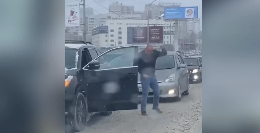 В Новосибирске мужчина исполнил танец прямо в пробке на Октябрьском мосту