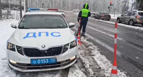Снегоуборочная машина и грузовик слетели в кювет на трассе Бийск–Барнаул