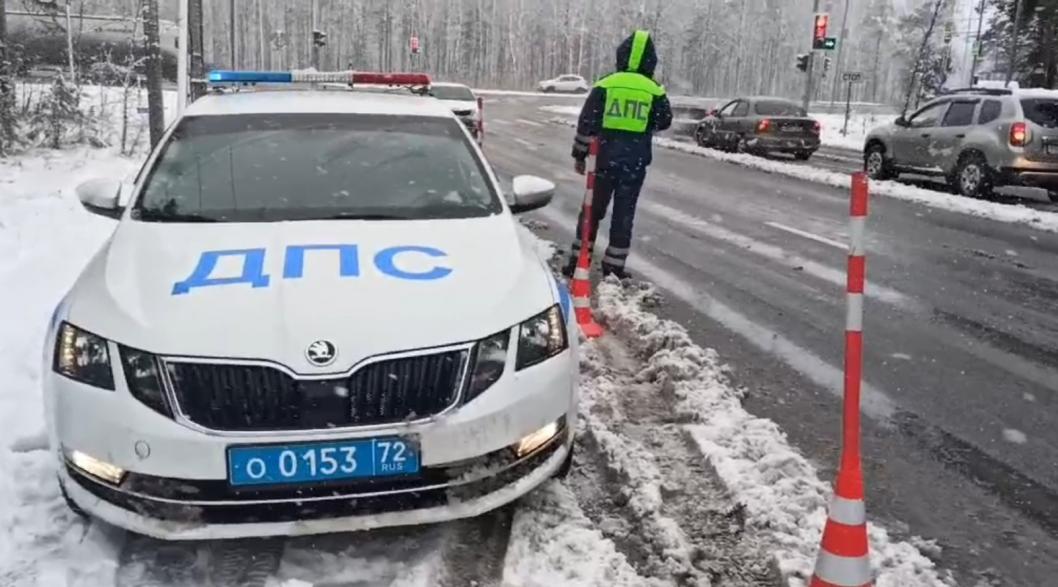 Тюменские автоинспекторы вытащили мигранта из багажника минивэна