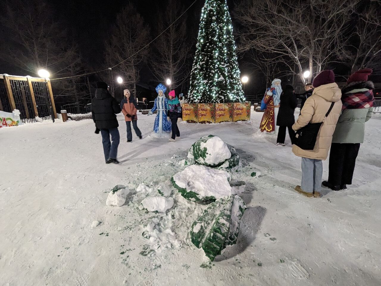 Вандалы разрушили новогоднюю фигурку дракона в Кузбассе