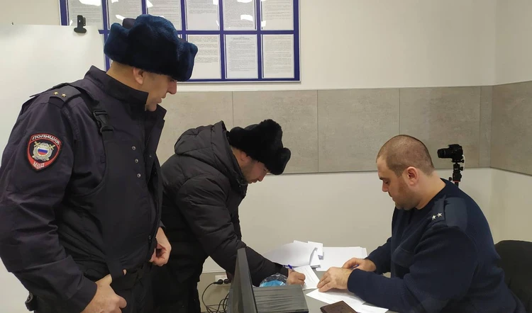 В Красноярске 8 мигрантам вручили повестки в военкомат