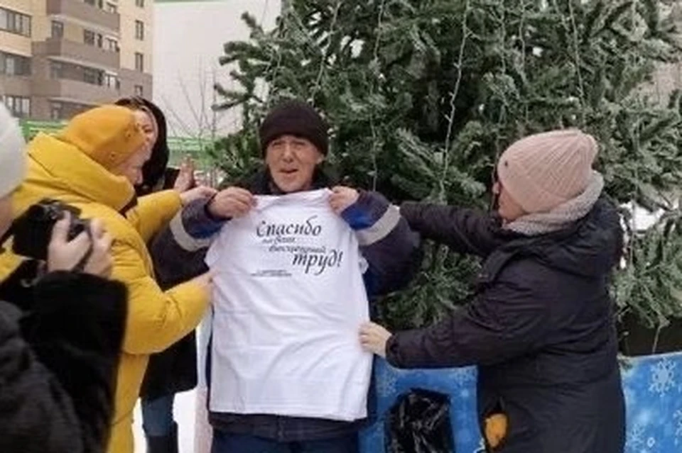 Жители Тюмени подарили дворнику 60 тысяч рублей