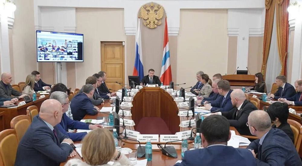 Чиновников Омской области обязали работать на новогодние праздники