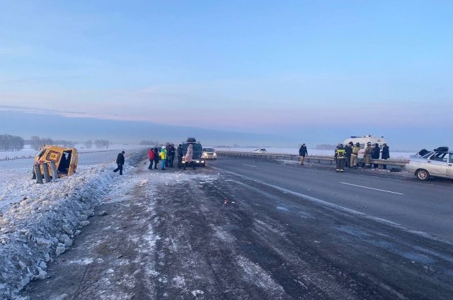 В Кузбассе проводят проверку после ДТП со школьным автобусом